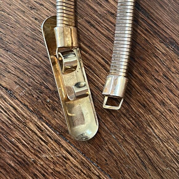 Vintage 80s gold serpentine stretch belt with rounded rectangle buckle - Picture 5 of 5